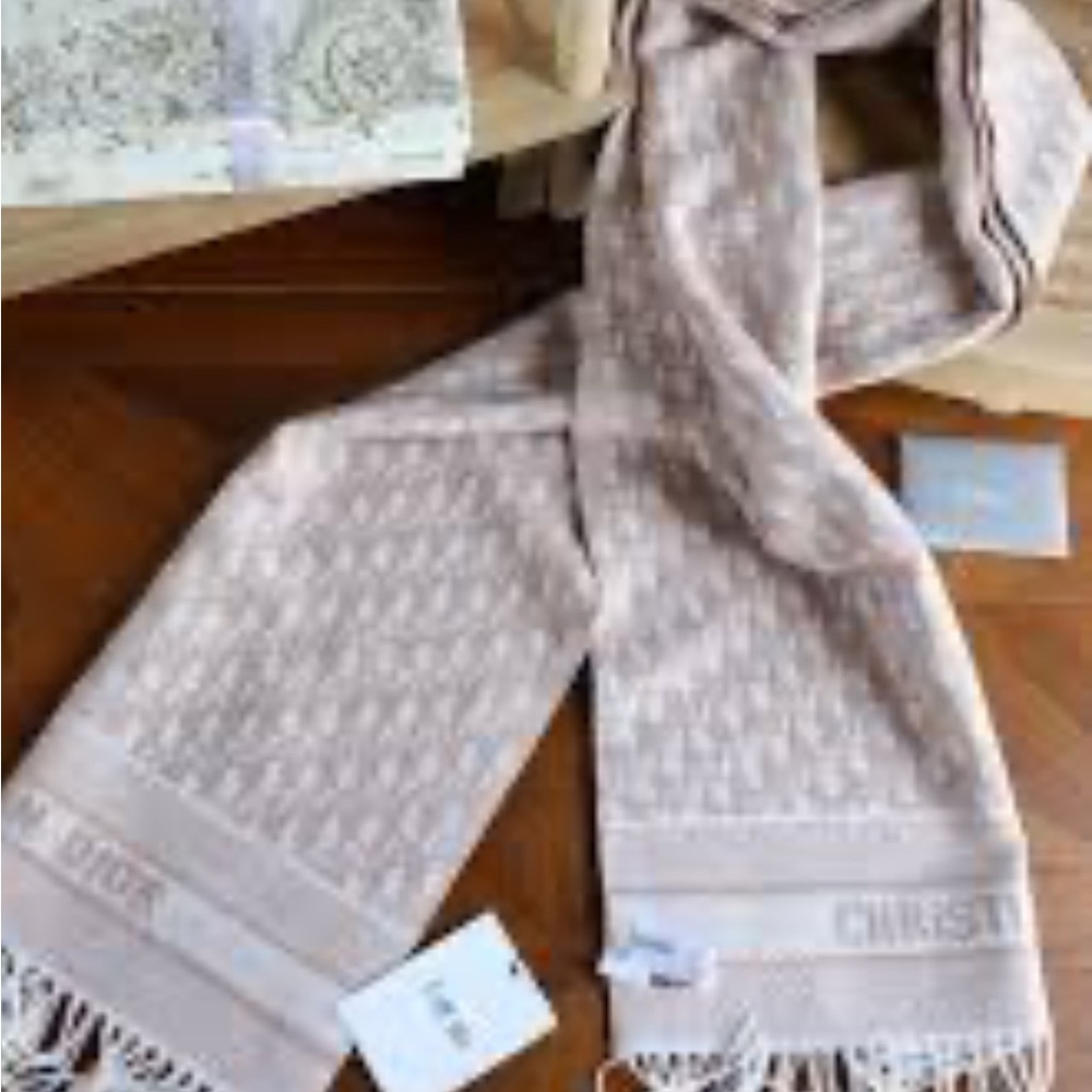 Chic Pink Patterned Scarf - Picture 3 of 6